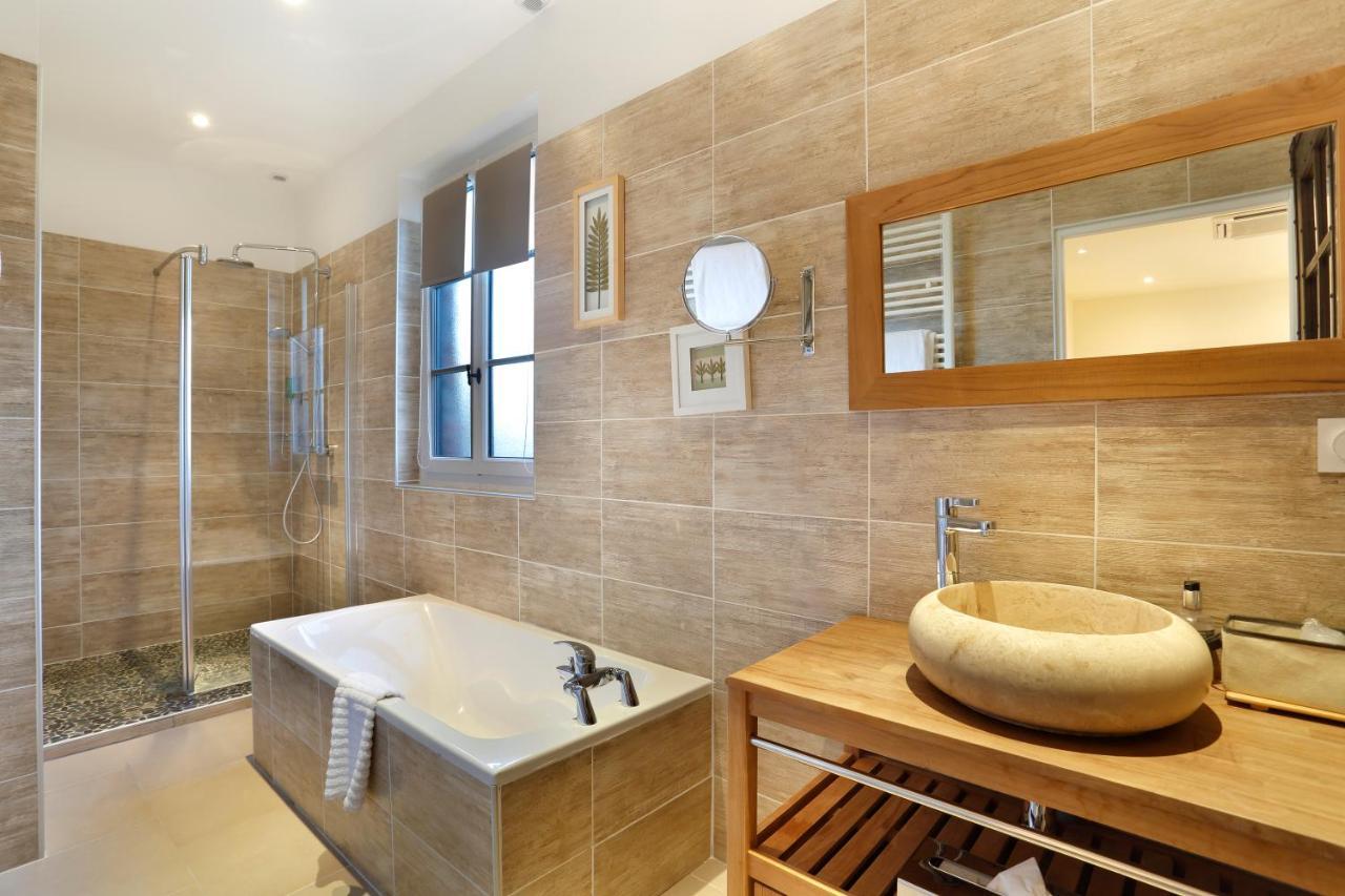 Auberge Du Bon Laboureur Chenonceaux Exterior photo Bathroom with shower and bathtub