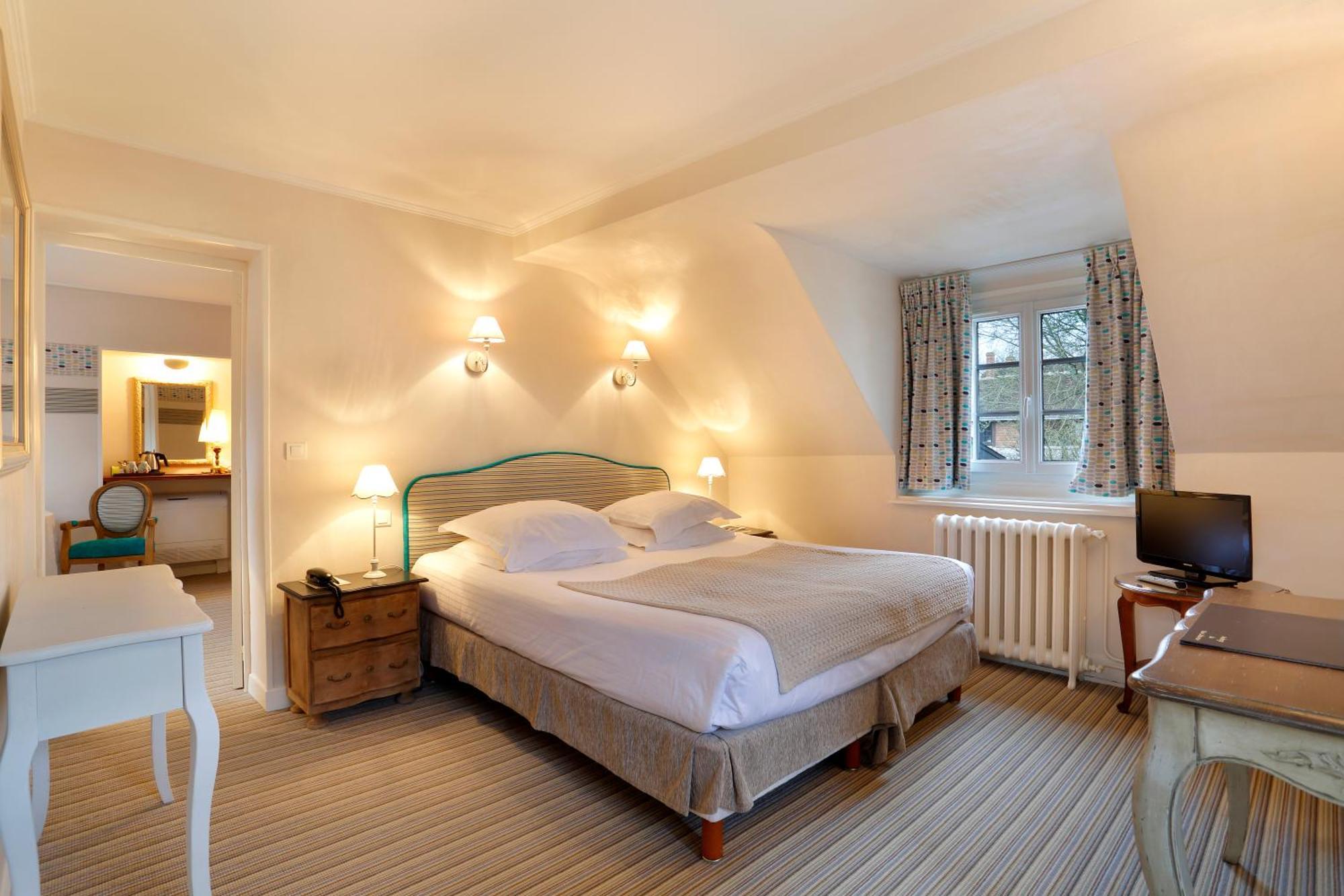 Auberge Du Bon Laboureur Chenonceaux Exterior photo A room at the hotel