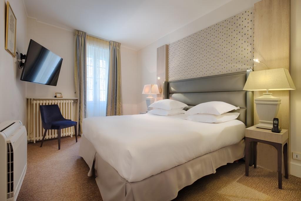 Auberge Du Bon Laboureur Chenonceaux Exterior photo A room at the hotel