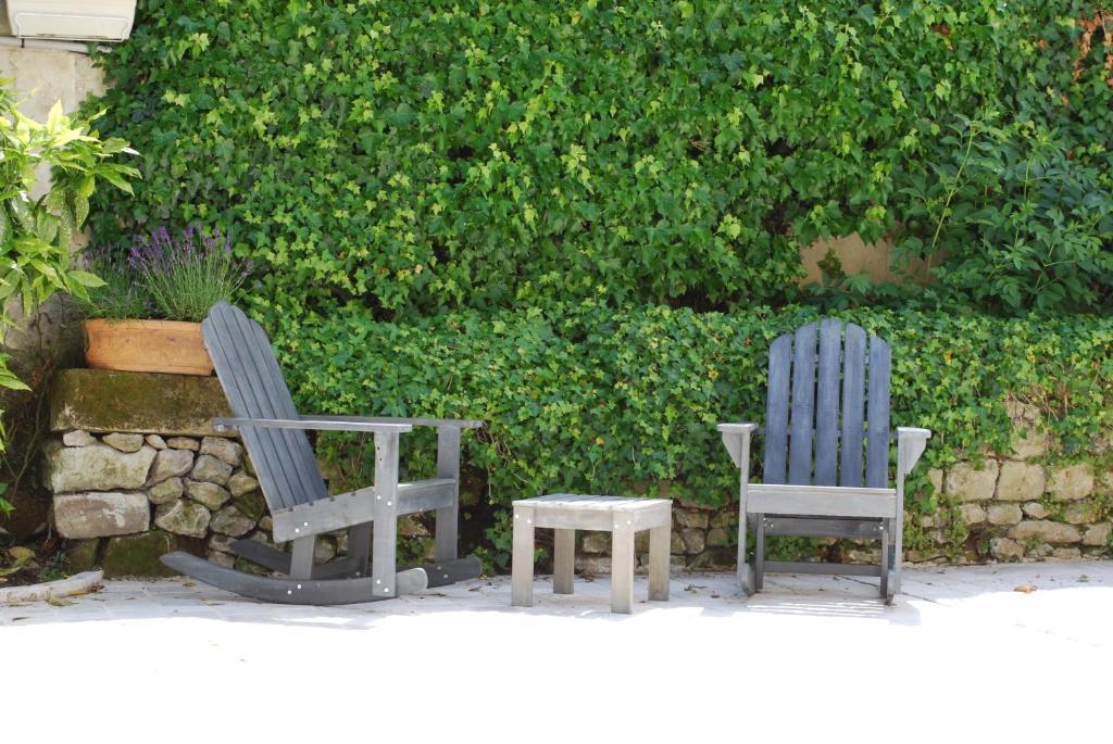 Auberge Du Bon Laboureur Chenonceaux Exterior photo Adirondack chair