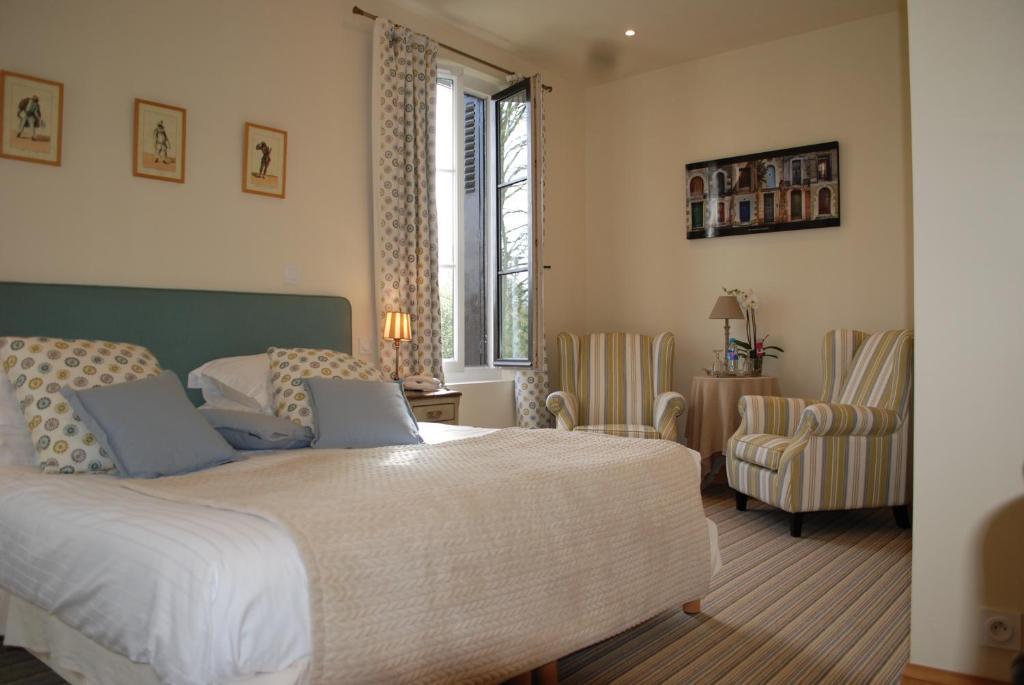 Auberge Du Bon Laboureur Chenonceaux Exterior photo A bedroom at the hotel