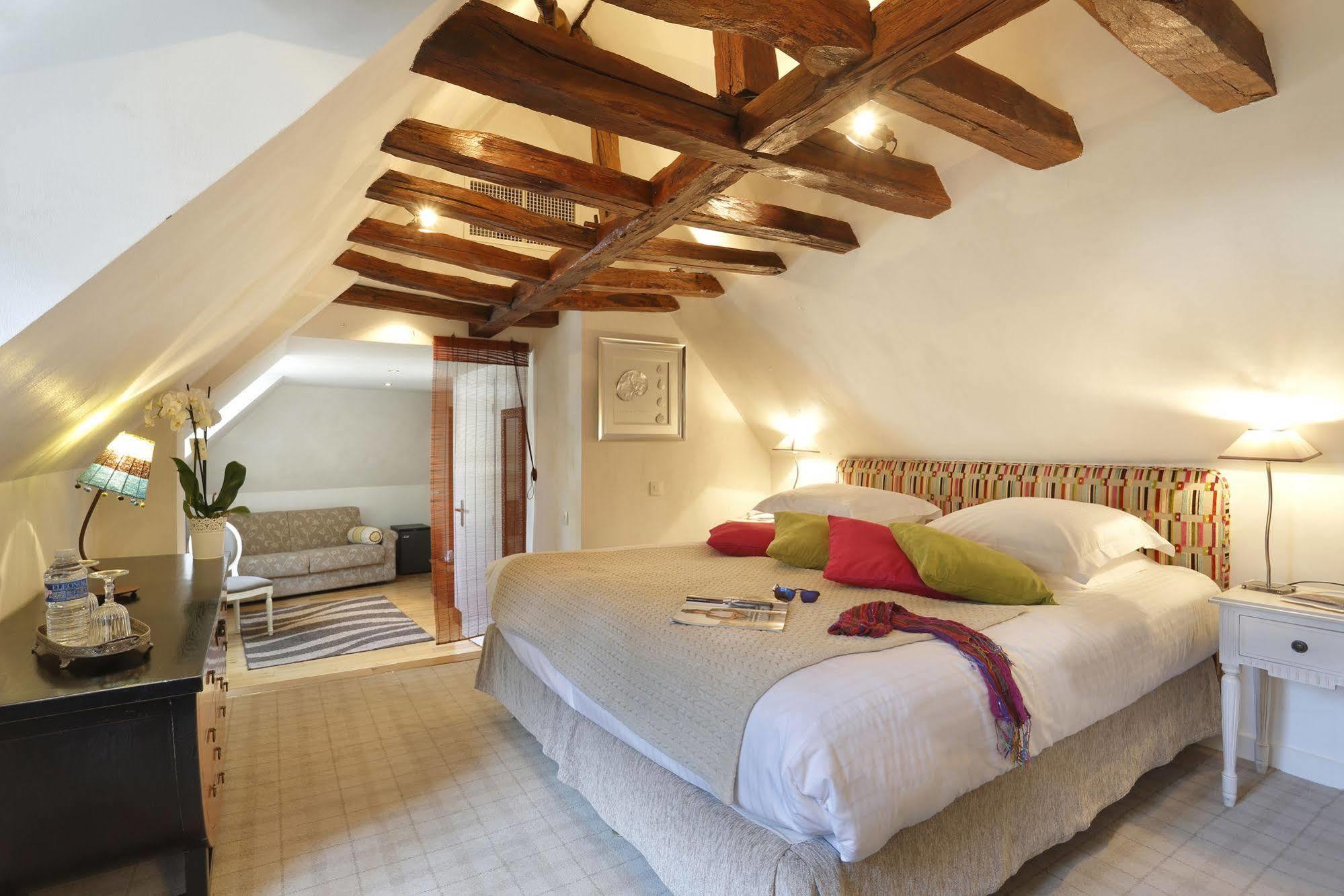 Auberge Du Bon Laboureur Chenonceaux Exterior photo A room at the hotel