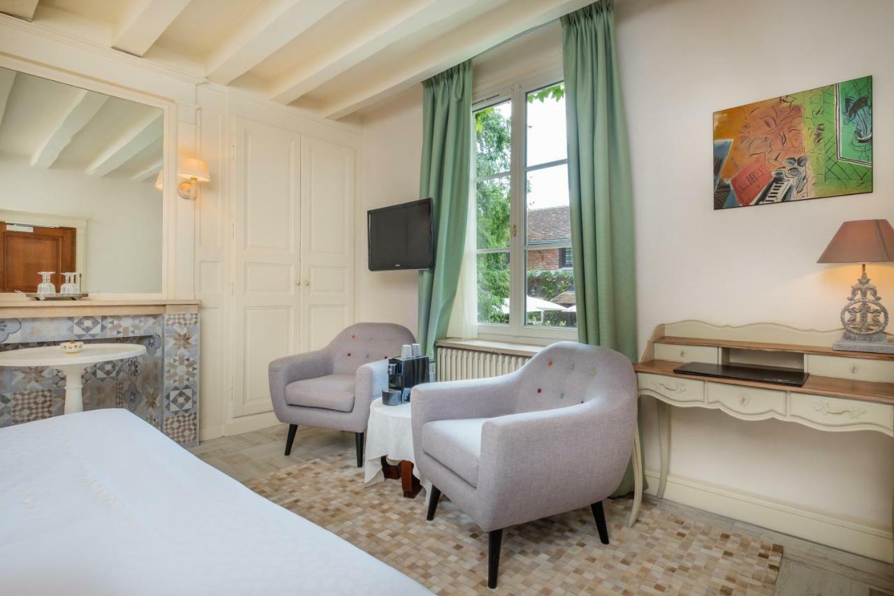 Auberge Du Bon Laboureur Chenonceaux Exterior photo A room at the hotel